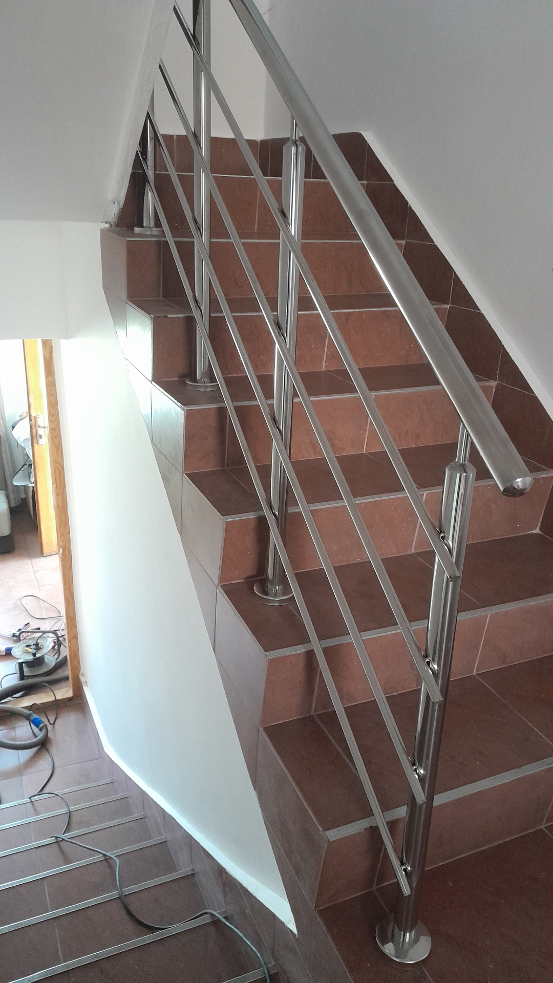 Balustrada wewnętrzna wykonana przez SPAWMONT – solidne i estetyczne zabezpieczenie schodów